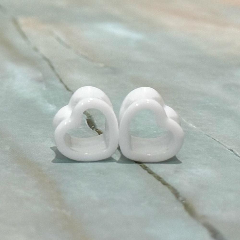 NWOT 1/2” heart tunnel gauge earrings in white